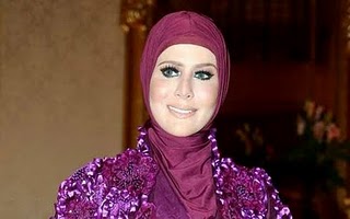 Artis+malaysia+tindik+lidah