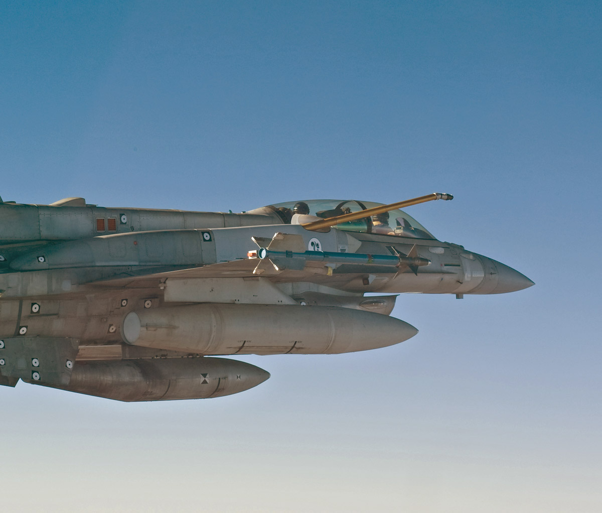 ممكن مقارنة بسيطة؟ Images+from+drogue-probe+style+air+refueling+system+testing+on+F-16.