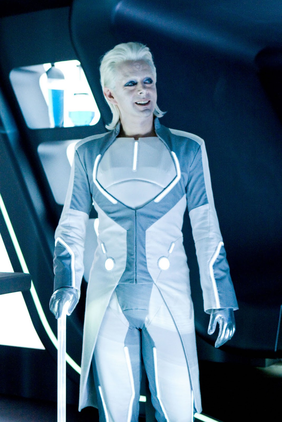 http://4.bp.blogspot.com/_hzF2RFoPGoU/TQ7WutcTIgI/AAAAAAAAAZk/7fARENoAUhE/s1600/Michael+Sheen+in+TRON+LEGACY.jpg