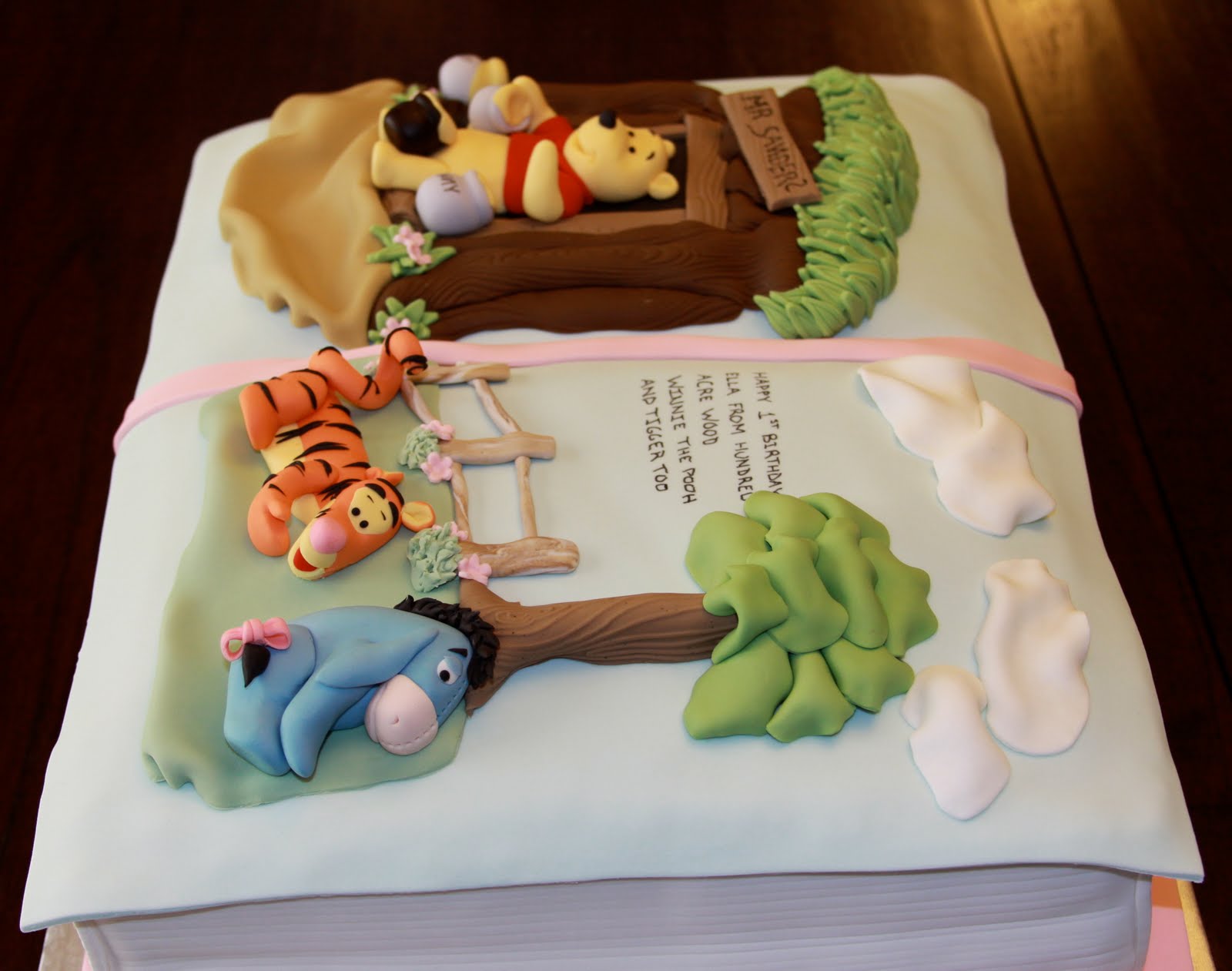 .: Winnie The Pooh 3D Book Cake