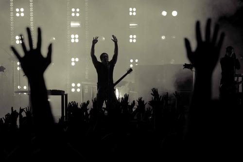 [Nine+Inch+Nails+Wave+Goodbye+2009.jpg]