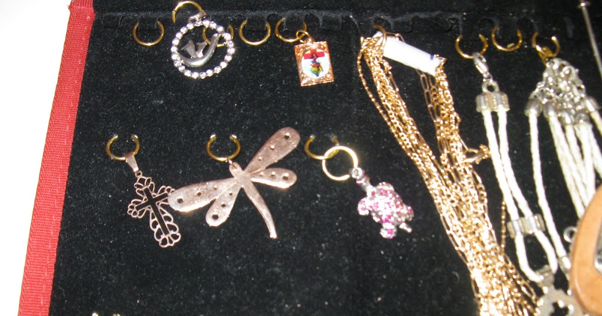 Libélula Libreria!: dijes y cadenas en oro y baño oro.