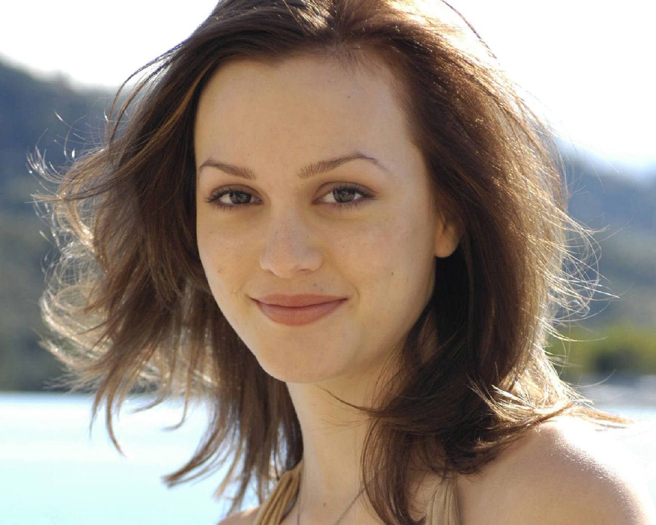 http://4.bp.blogspot.com/_i1U9iD5ZVv0/TQwrOSiQGmI/AAAAAAAAC14/a8xnL8h1dfU/s1600/Wallpaper+leighton-meester+photo.jpg