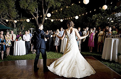 Backyard Weddings on Backyard Wedding Is A Great Way To Create A Relaxed Vibe For Your