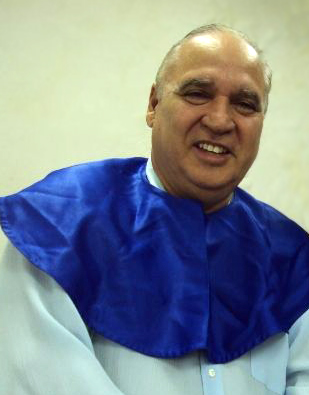 Olhar para uma pornografia com um pequeno pênis