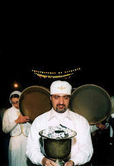 مراسم روشن كردن اتش در جشن سده توسط موبد