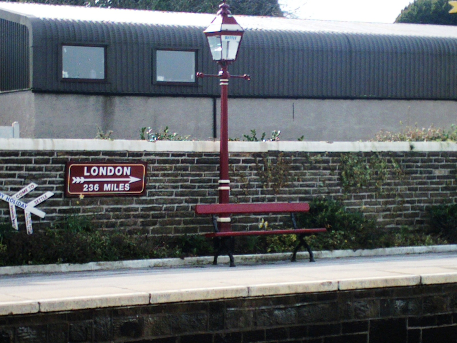 [Settle+Bench+05.JPG]