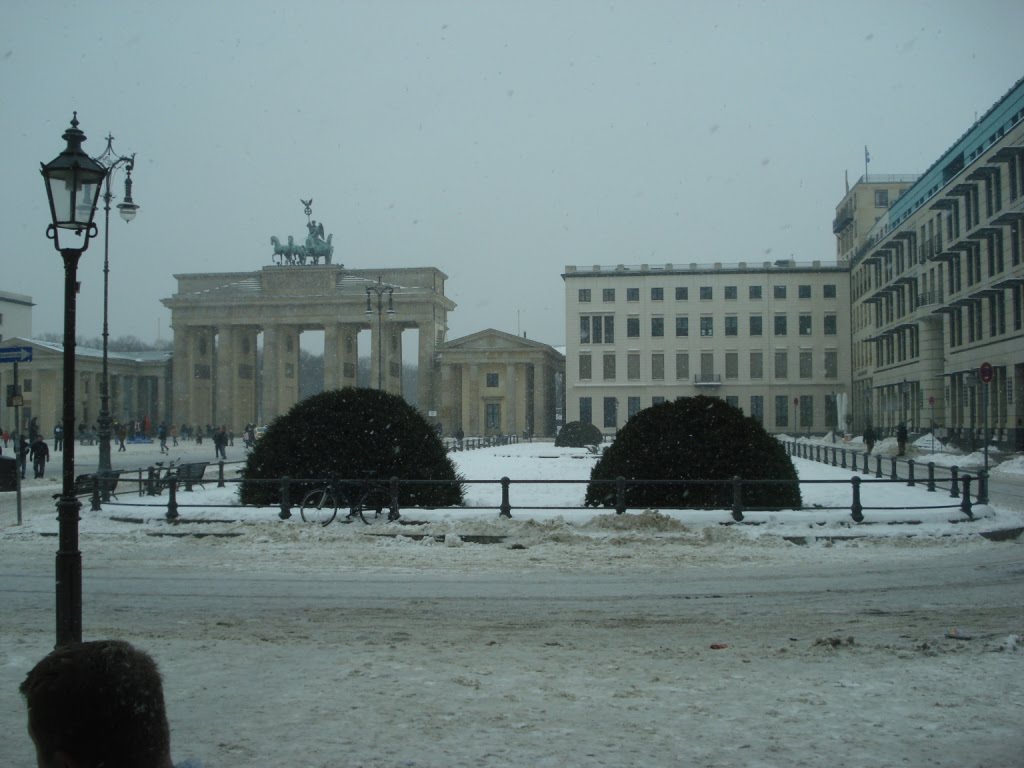 [Snowing+-+Brandenburg+Gate.jpg]