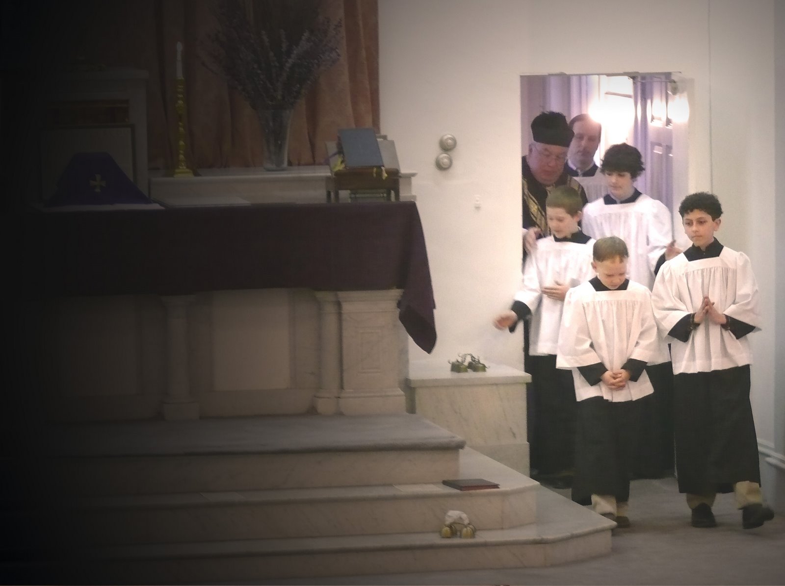 [altar+servers.jpg]