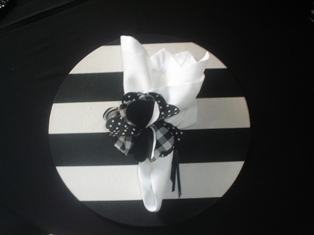 Sousplat listrado preto e branco e porta guardanapo confeccionado em tecido listrado, xadrez e poá