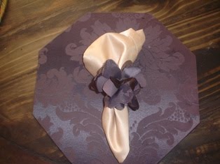 Sousplat oitavado floral beringela com porta guardanapo confeccionado no mesmo tecido