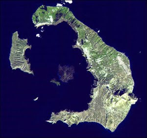 Vista aérea de la isla de Santorini, dividida en tres tras la explosión del volcán.