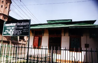 Desde el exterior, el edificio en que se halla el sarcófago de Yuz Asaf apenas se distingue de otras casas típicas de la arquitectura india. En su interior, sin embargo, mediante un alumbrado místico y cortinajes, se crea una atmósfera de respeto y veneración.
