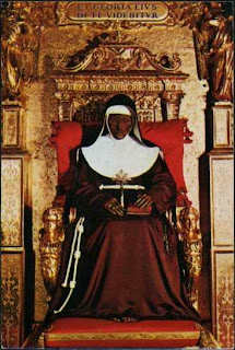 La momia de Santa Caterina de Vigri, tal como se expone hoy en día en Bolonia.