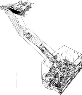 Una vista reconstruida de KV55, que muestra cómo el material estaba desparramado por la tumba, la mayor parte encima de gravilla que en su día bloqueaba el pasillo descendente.