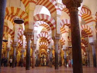 Interior de la mezquita de Córdoba, iluminada por lámparas de aceite.