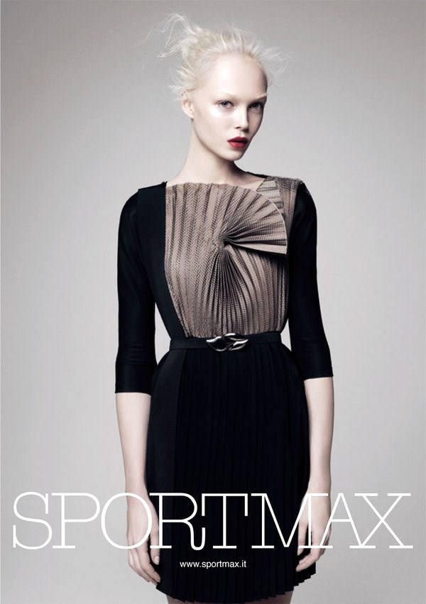 http://4.bp.blogspot.com/_iMHXEljpe8s/S7RnSvG_L_I/AAAAAAAATpU/myWzjHDAMl4/s1600/david+sims-Sportmax-ss10-thefashpack.onsugar.com.jpg