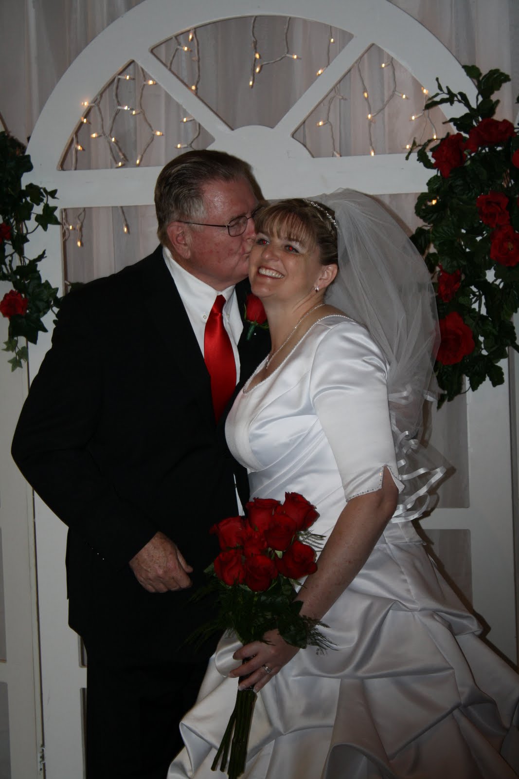 http://4.bp.blogspot.com/_iN8nY_Avlk0/TBaovroBqBI/AAAAAAAAAQY/h1DTdV2mPoU/s1600/wedding+341.jpg