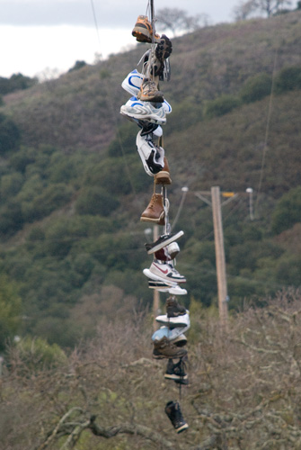 [shoes_on_a_wire.jpg]