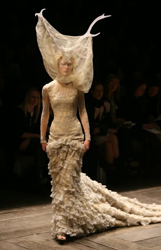 [alexander-mcqueen-fashion-designer.jpg]