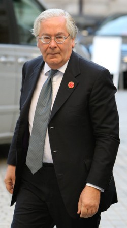 Mervyn King, a Bank of England vezetője (Governer. katt a képre)