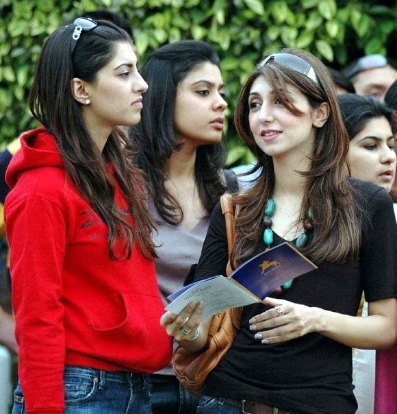 http://4.bp.blogspot.com/_iWmwFx3gc4Y/S8TAzk8zv7I/AAAAAAAAAvQ/1qhqonEcmrU/s1600/4_Pakistani_Girls_NiceFun_3_1.jpg