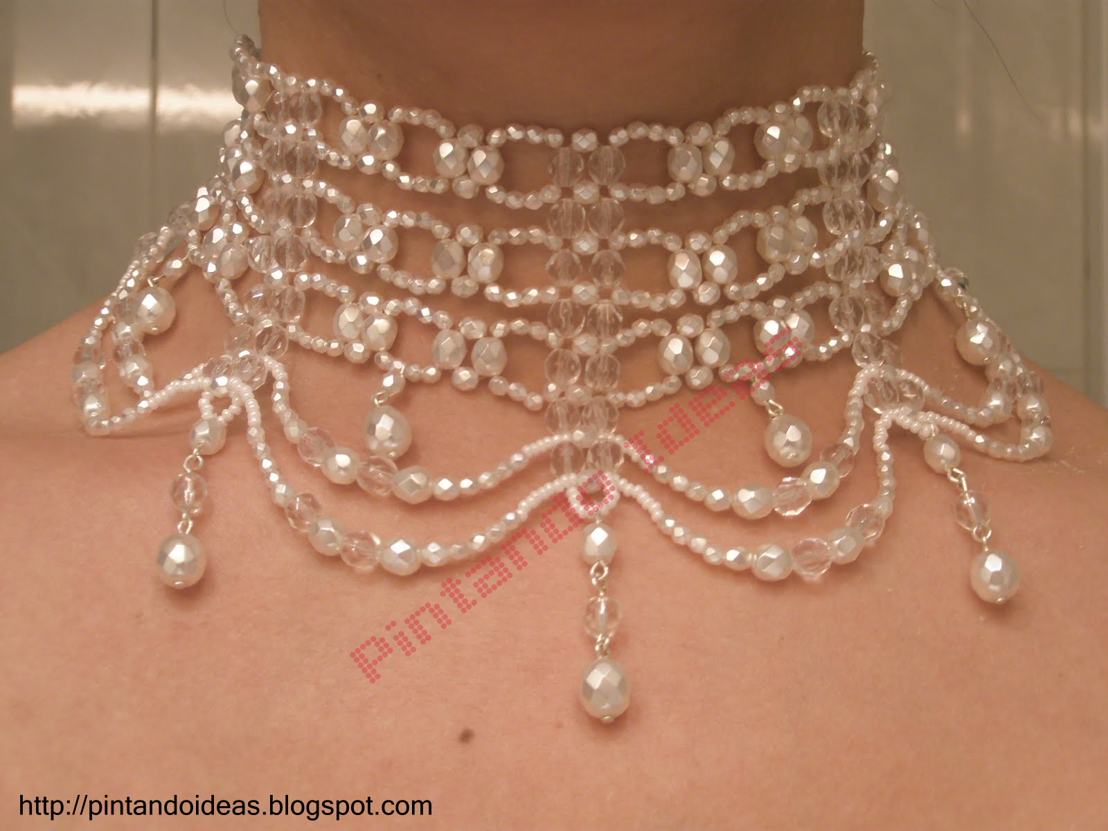 El collar perla me encanta. Cada vez que lo veo pienso en un personaje relacionado con el hielo o personajes de fantasía como hadas y ninfas.