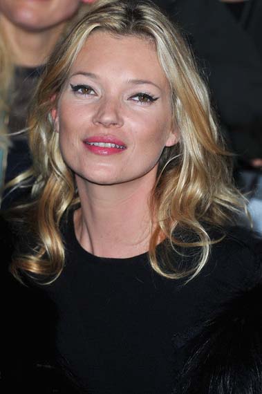 kate moss smoking on catwalk. kate moss smoking while pregnant. kate moss smoking on catwalk.