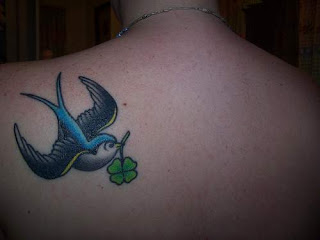 trevo e pássaro tattoo