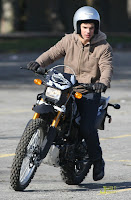Taylor s'entraine à conduire une moto Taylor+Lautner+mars09+04