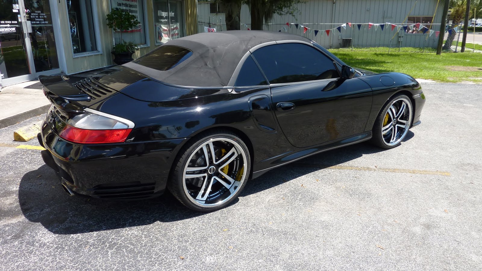 http://4.bp.blogspot.com/_ifZa5v5Mzzg/TIJ7J7TEj2I/AAAAAAAAAK4/h1qadxCY9Vw/s1600/porsche_996-911-turbo_moz_wheels_electras-6.jpg