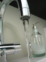 Washing hands for Auckland City Hotels hygiene tips blog at http://aucklandhotels.blogspot.com/