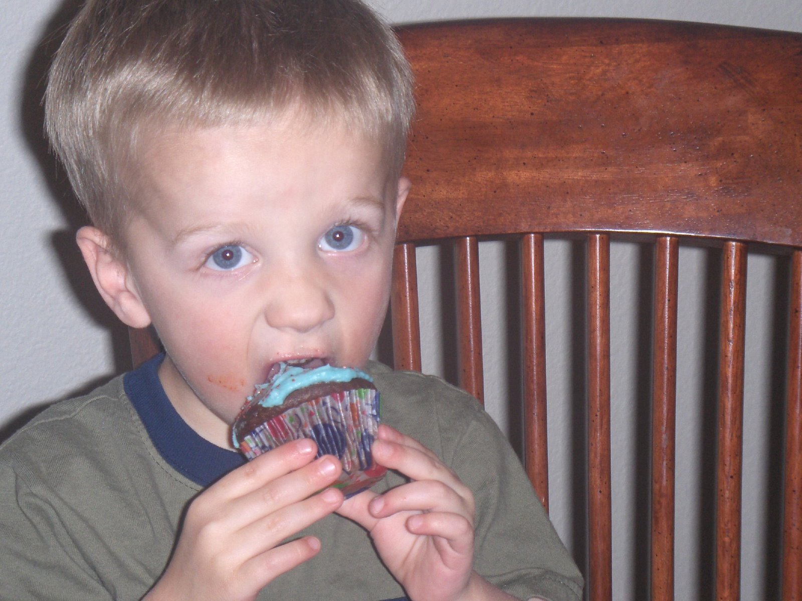 [Ben_bday_eating_cupcake_Feb08.JPG]
