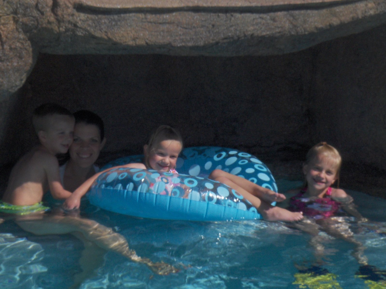 [Mesa_trip_kids_waterfall.JPG]