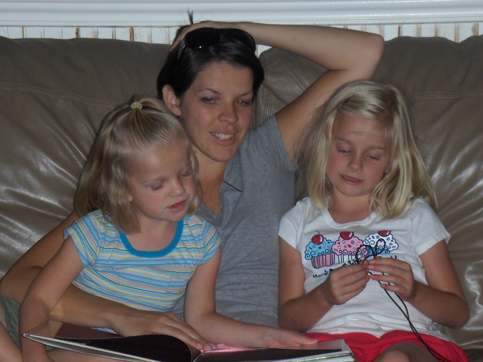 [Mesa_trip_Alyssa_girls_reading.JPG]