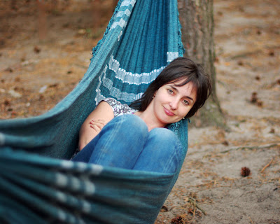 girl <br />hammock forest pine девушка гамак сосновый лес