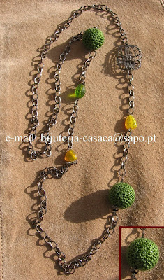 colar com contas de Croché e peça de arame