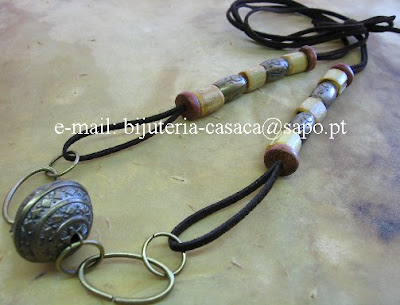 Colar: metal, madeira e cana