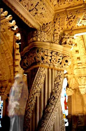 [rosslyn_chapel_lg.jpg]