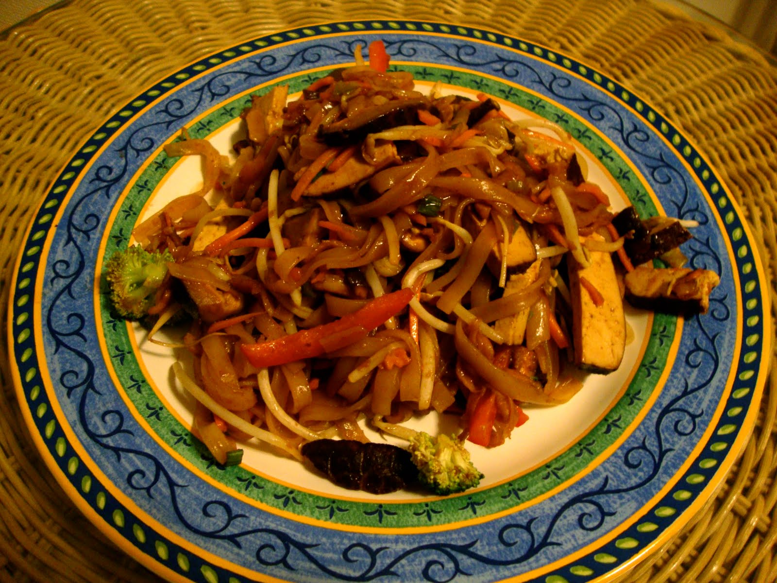 [McDKindaBuddhaTablePadThai.JPG]
