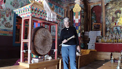 Lucie sonne le gong au monastere