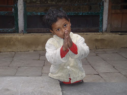 Les enfants adorent nous faire le Namaste en joignant les mains