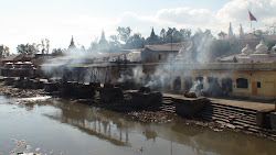 Plusieurs buchers brulent a Pashupatinath