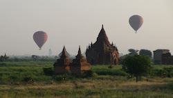 Montgolfières au lever du soleil à Bagan !