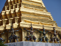 Des garudas tout autour du stupa