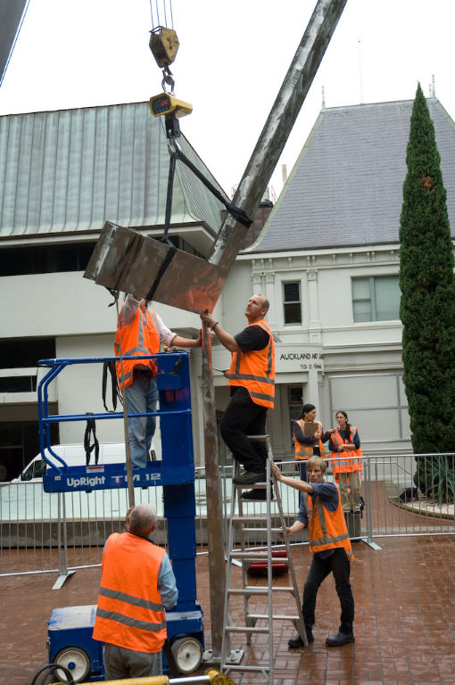 [forecourt+sculpture+deinstall+160408+109.jpg]