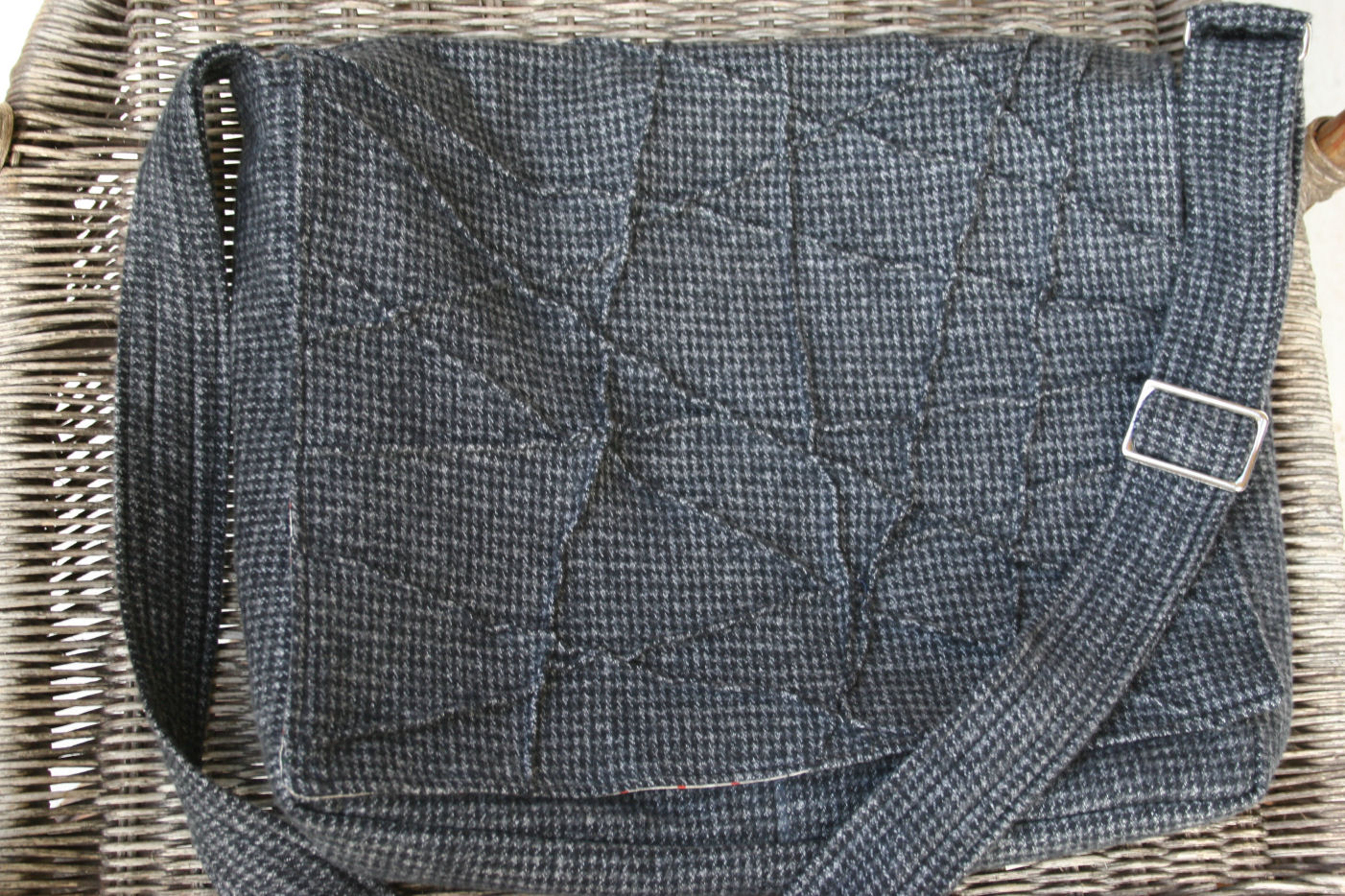 [Octoberwoolmessengerbag2009+2b.jpg]