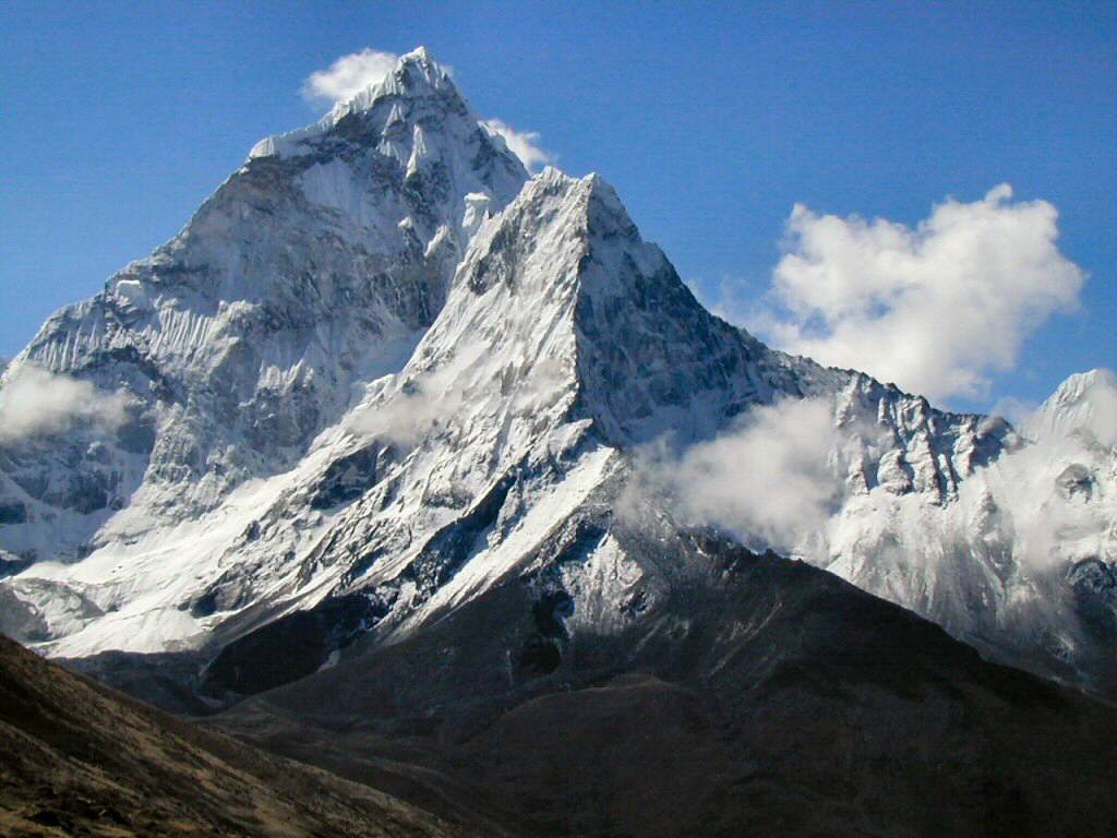 http://4.bp.blogspot.com/_j6UVK3kJmSE/TKSH4WIxAhI/AAAAAAAAAko/MiGx2aOE83E/s1600/Everest_nepal_3.jpg