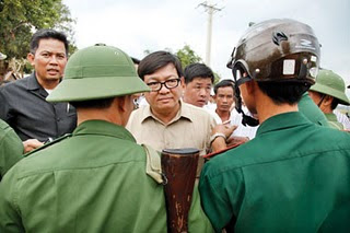 Vietnamese border guards inside CAMBODIA blocked Cambodian from visiting Viet faked border markers