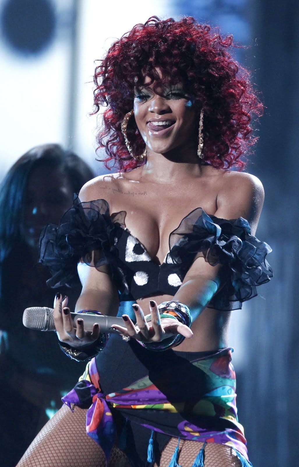 http://4.bp.blogspot.com/_jBpbz96_-9Y/TOsEUCimWJI/AAAAAAAAYxk/wpRqIBclv2g/s1600/Rihanna%2BAMA%2B3.jpg